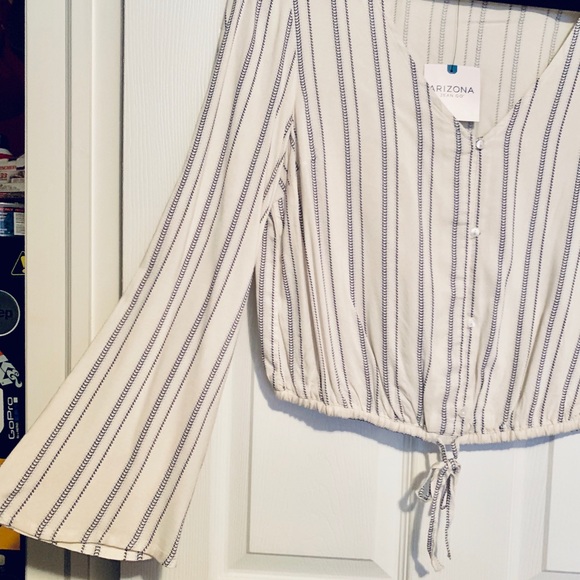 Arizona Jean Company Tops - 🆕 NWT 😻 Arizona Cropped V-Neck Bell Sleeve Crop